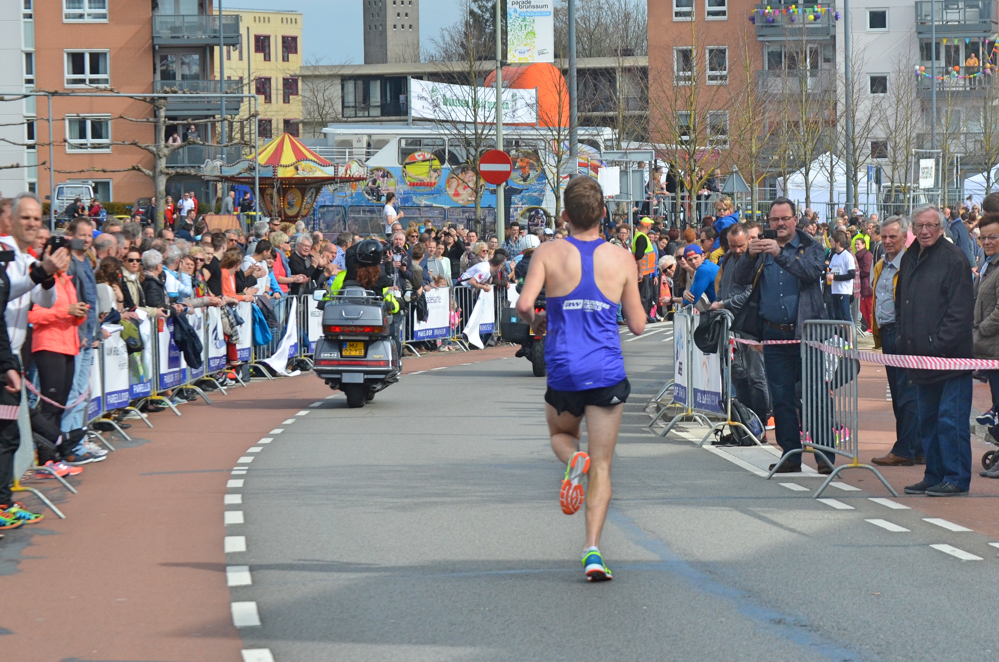 Ralph achter de motoren op weg naar de finish.